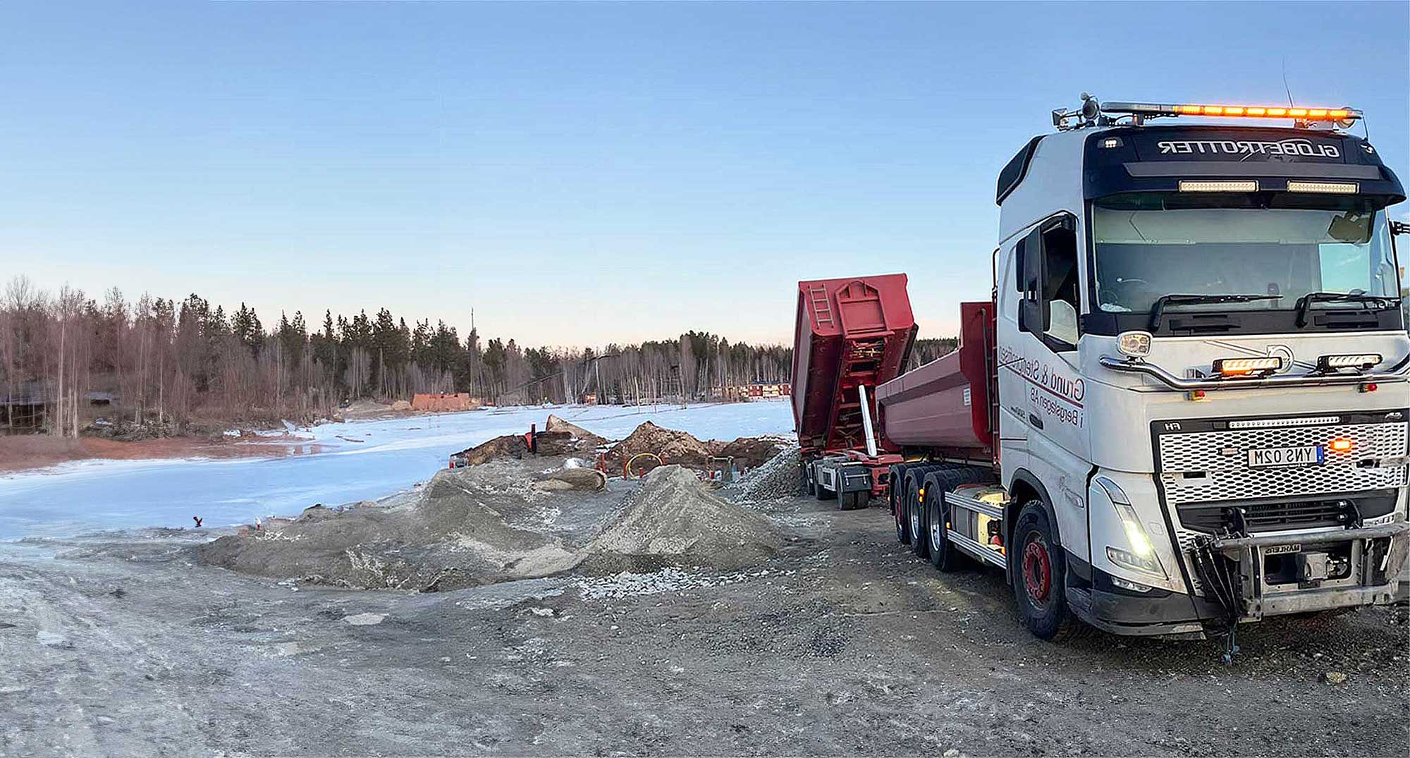 Lastbil från Grund & Stenproffs som lastar av